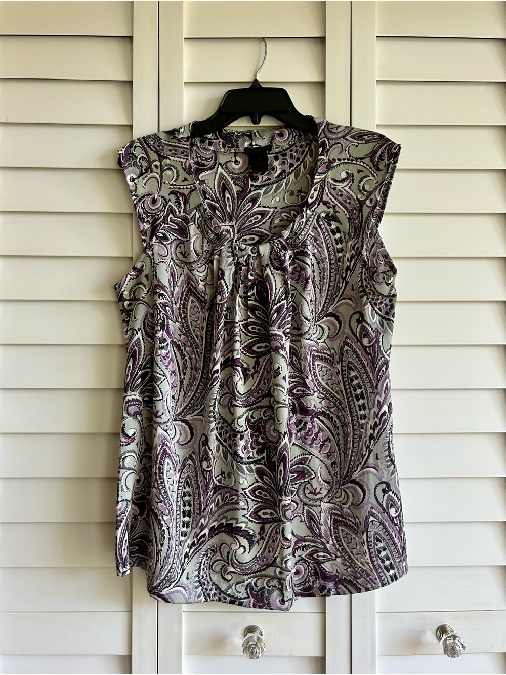 Sleeveless Paisley Print Women’s Top - Purple and White